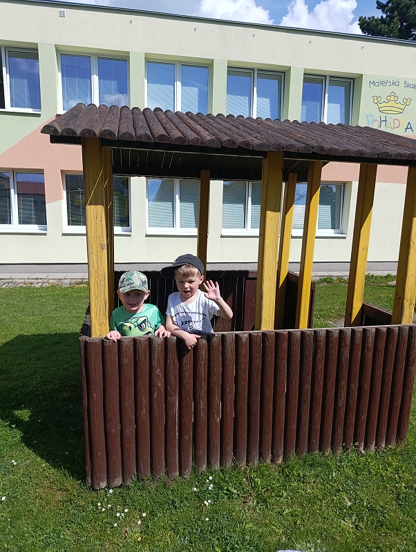 Broučci si hrají na školní zahradě