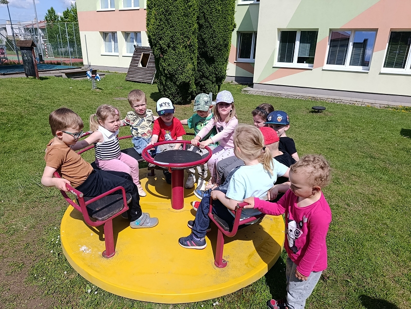 Broučci si hrají na školní zahradě