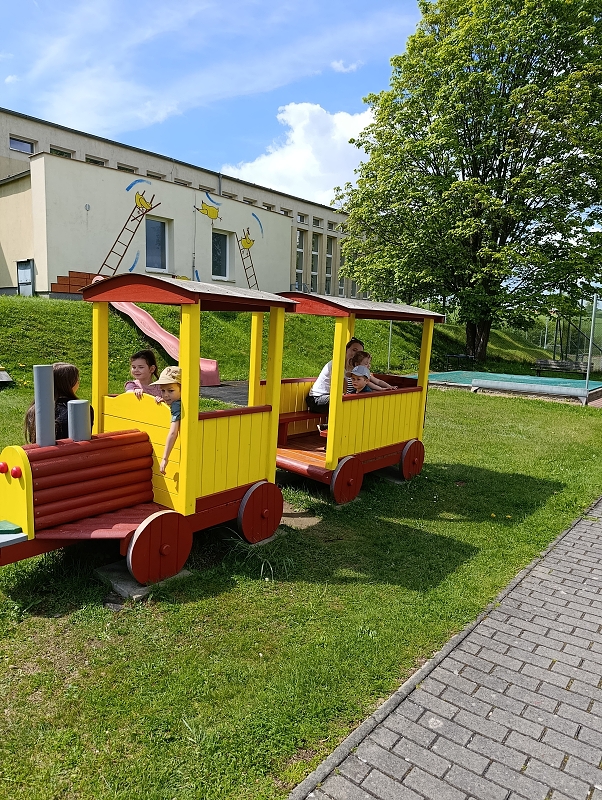 Broučci si hrají na školní zahradě