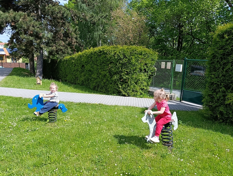 Broučci si hrají na školní zahradě
