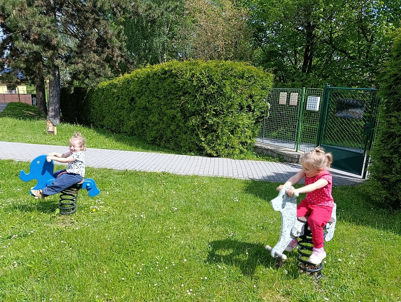 Broučci si hrají na školní zahradě