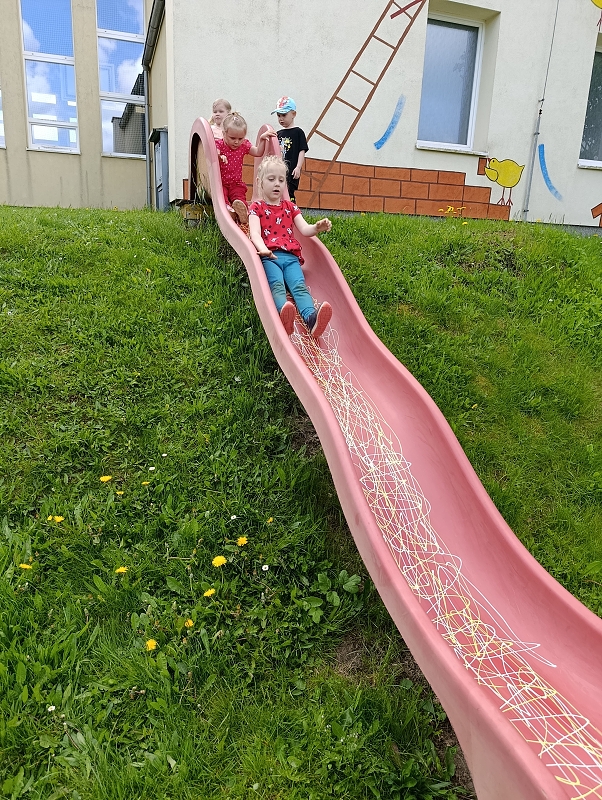Broučci si hrají na školní zahradě