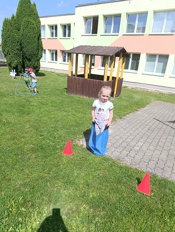 Broučci si hrají na školní zahradě