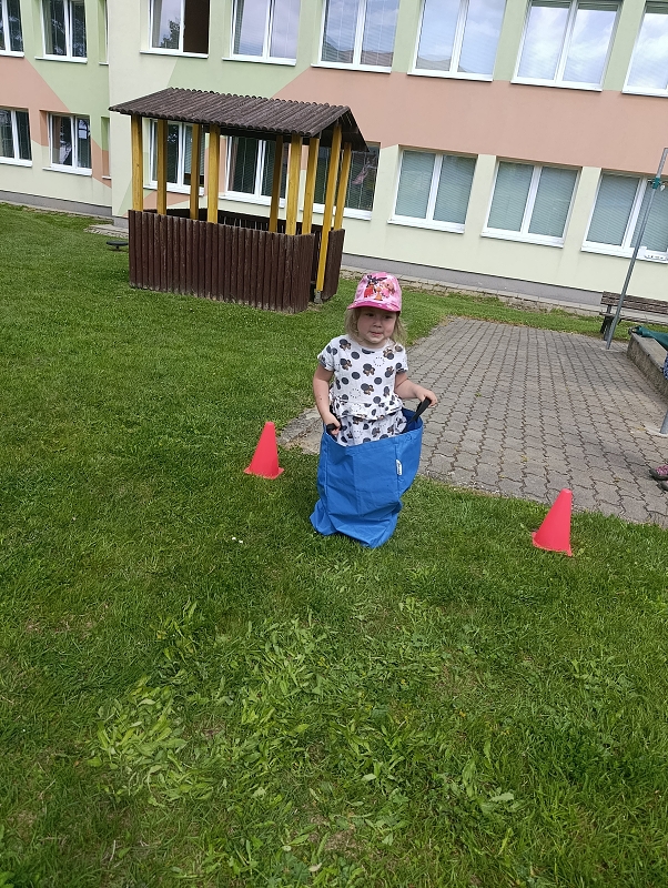 Broučci si hrají na školní zahradě