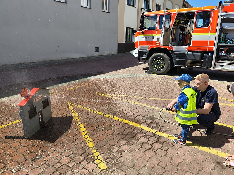 Návštěva u hasičů - třída Veverky a Opičky