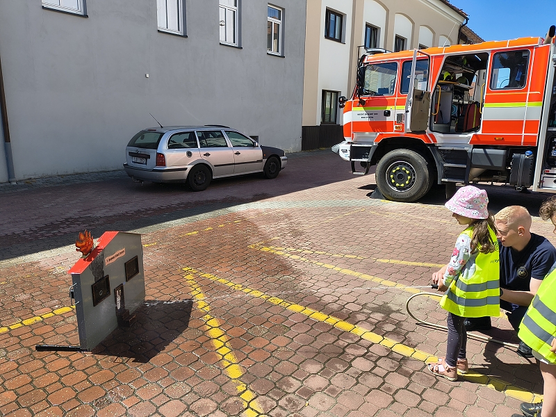 Návštěva u hasičů - třída Veverky a Opičky