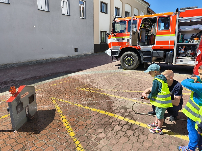 Návštěva u hasičů - třída Veverky a Opičky