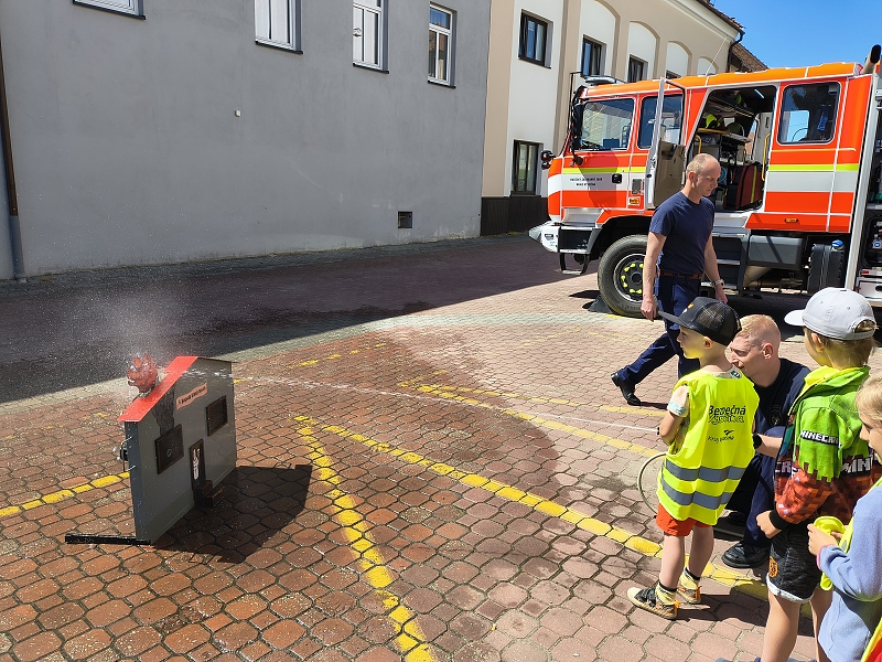 Návštěva u hasičů - třída Veverky a Opičky