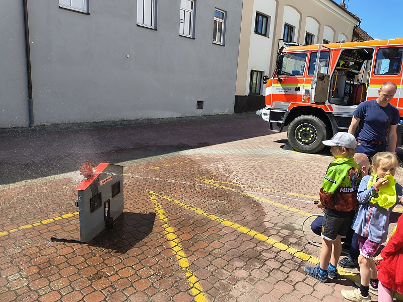 Návštěva u hasičů - třída Veverky a Opičky