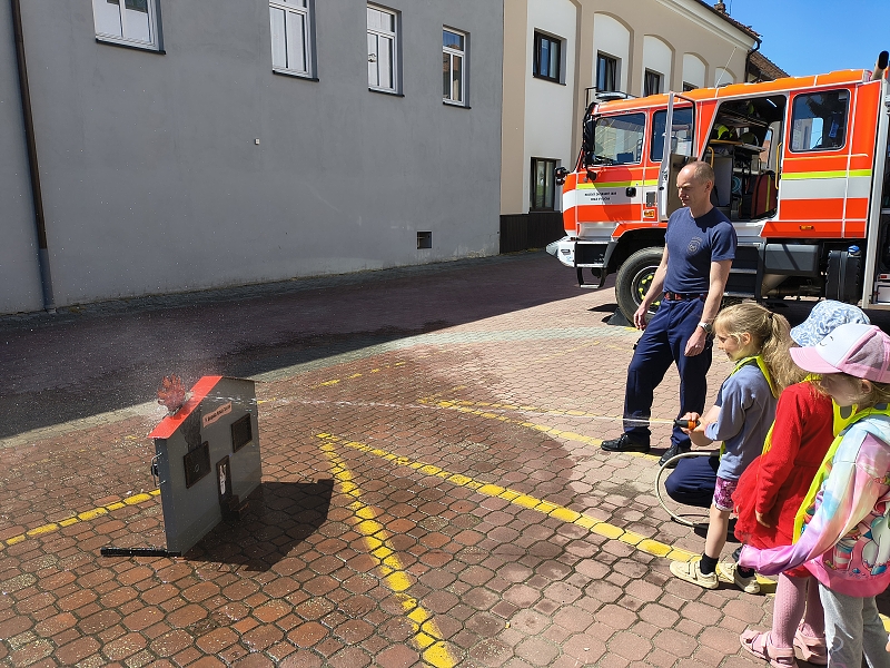 Návštěva u hasičů - třída Veverky a Opičky