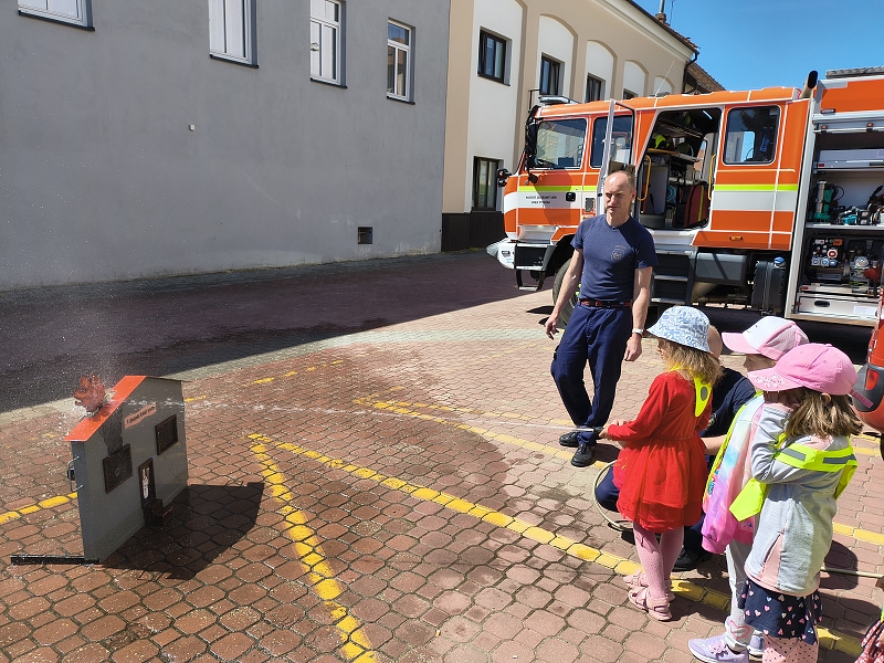 Návštěva u hasičů - třída Veverky a Opičky