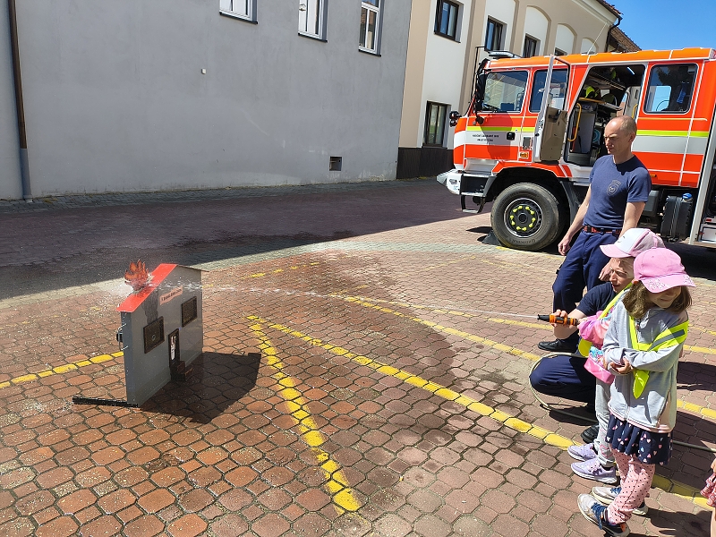 Návštěva u hasičů - třída Veverky a Opičky