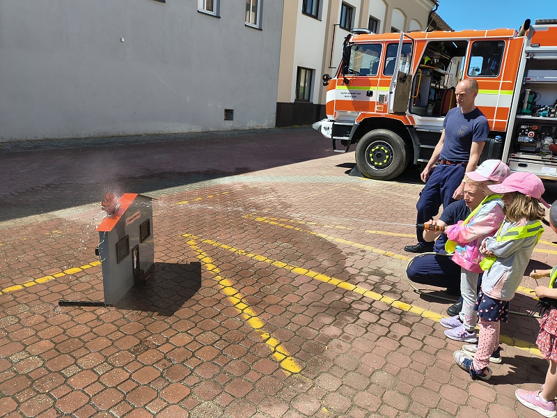 Návštěva u hasičů - třída Veverky a Opičky