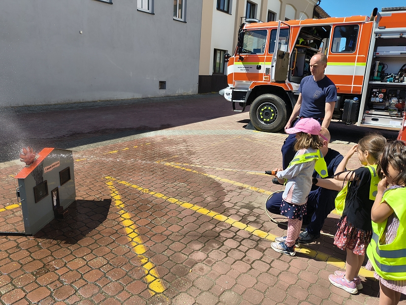 Návštěva u hasičů - třída Veverky a Opičky
