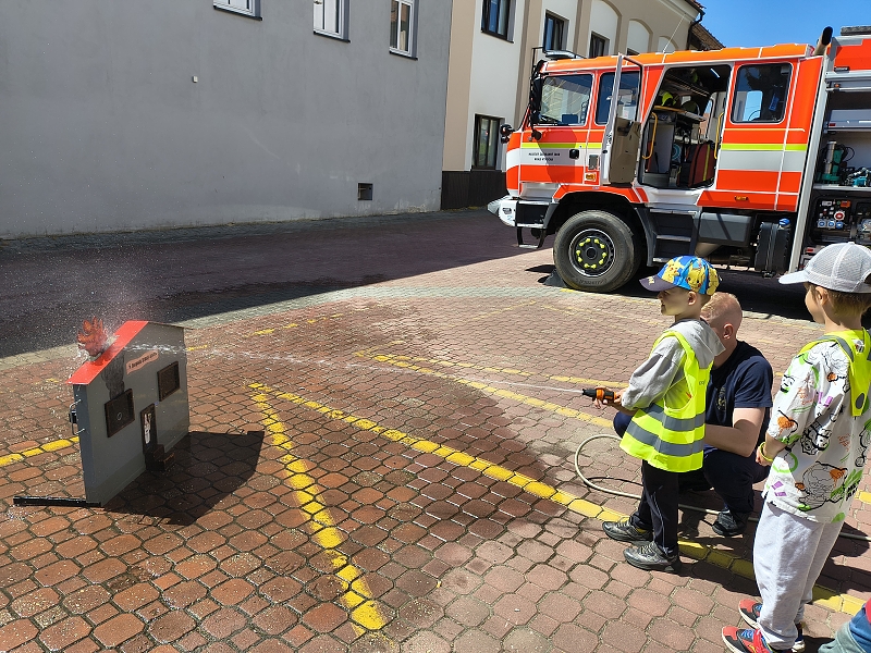 Návštěva u hasičů - třída Veverky a Opičky