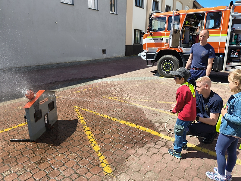 Návštěva u hasičů - třída Veverky a Opičky