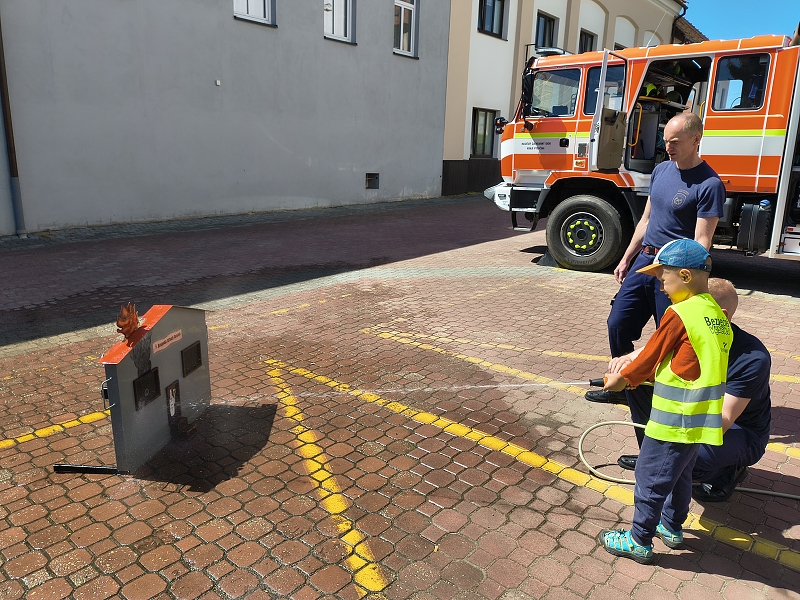 Návštěva u hasičů - třída Veverky a Opičky